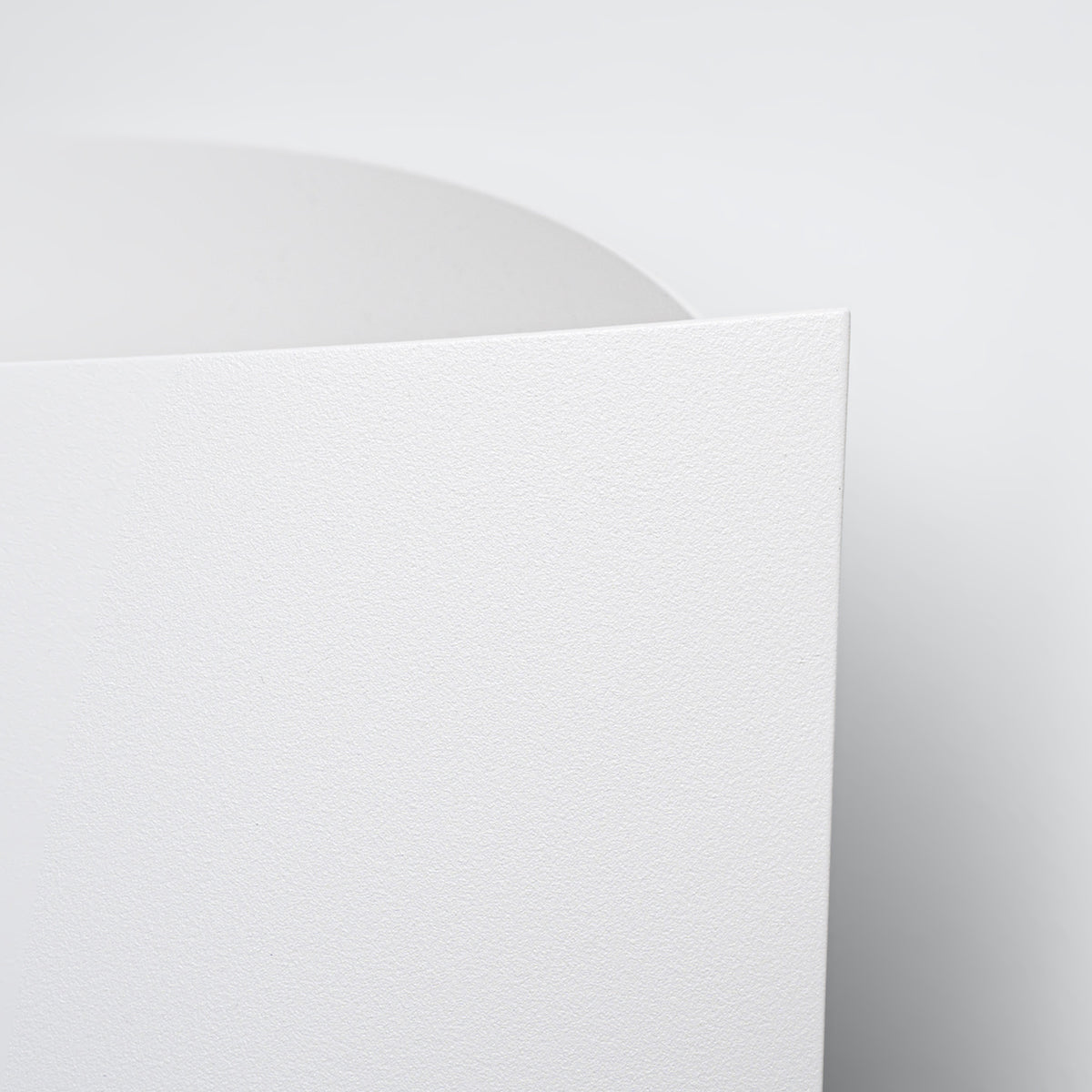 Gros plan sur la finition blanche texturée de l'abat-jour de l'applique
