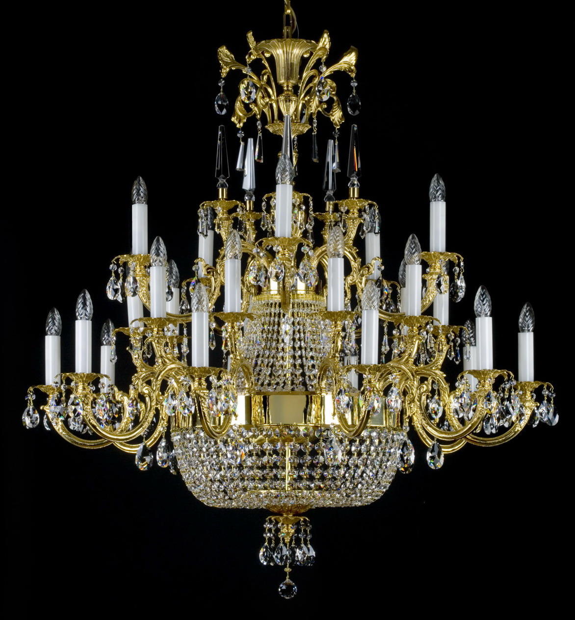 Lustre doré à cristaux, nombreux bras et bougies blanches, vue de face sur fond noir