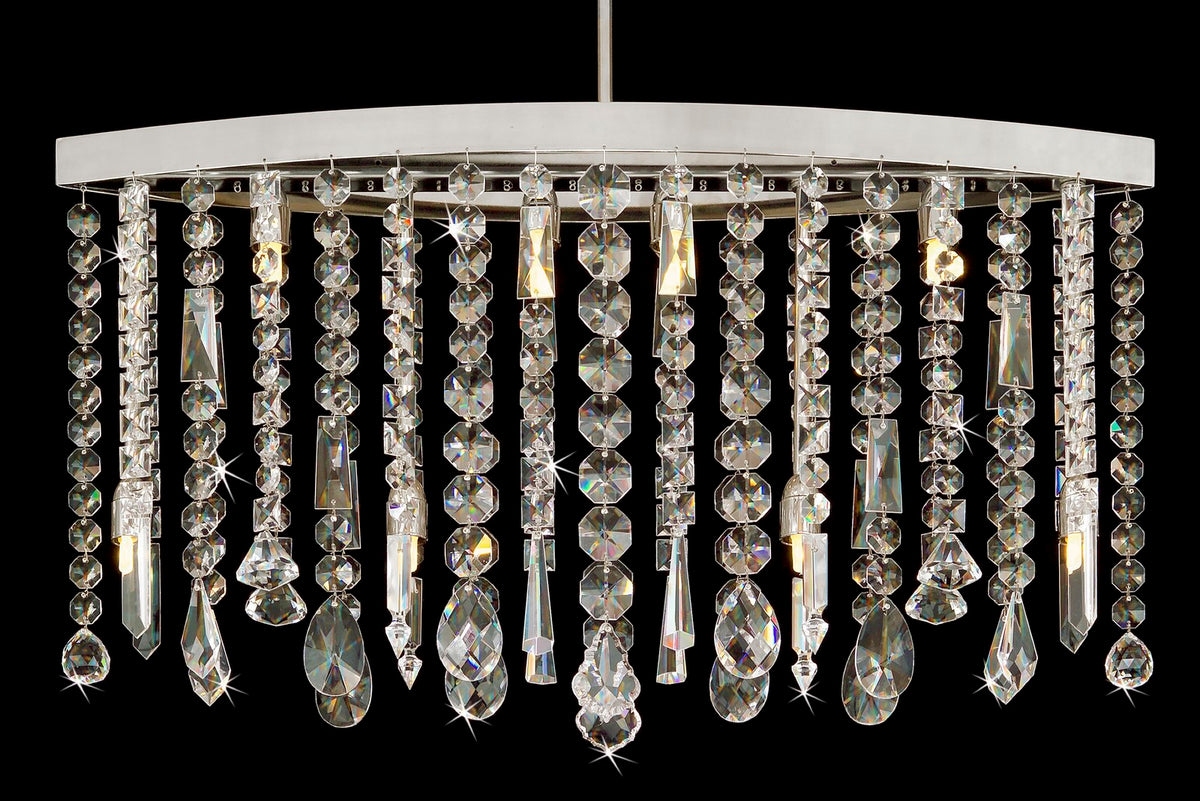 Lustre suspendu vu de face, bandeau chromé et cascades de cristaux taillés sur fond noir