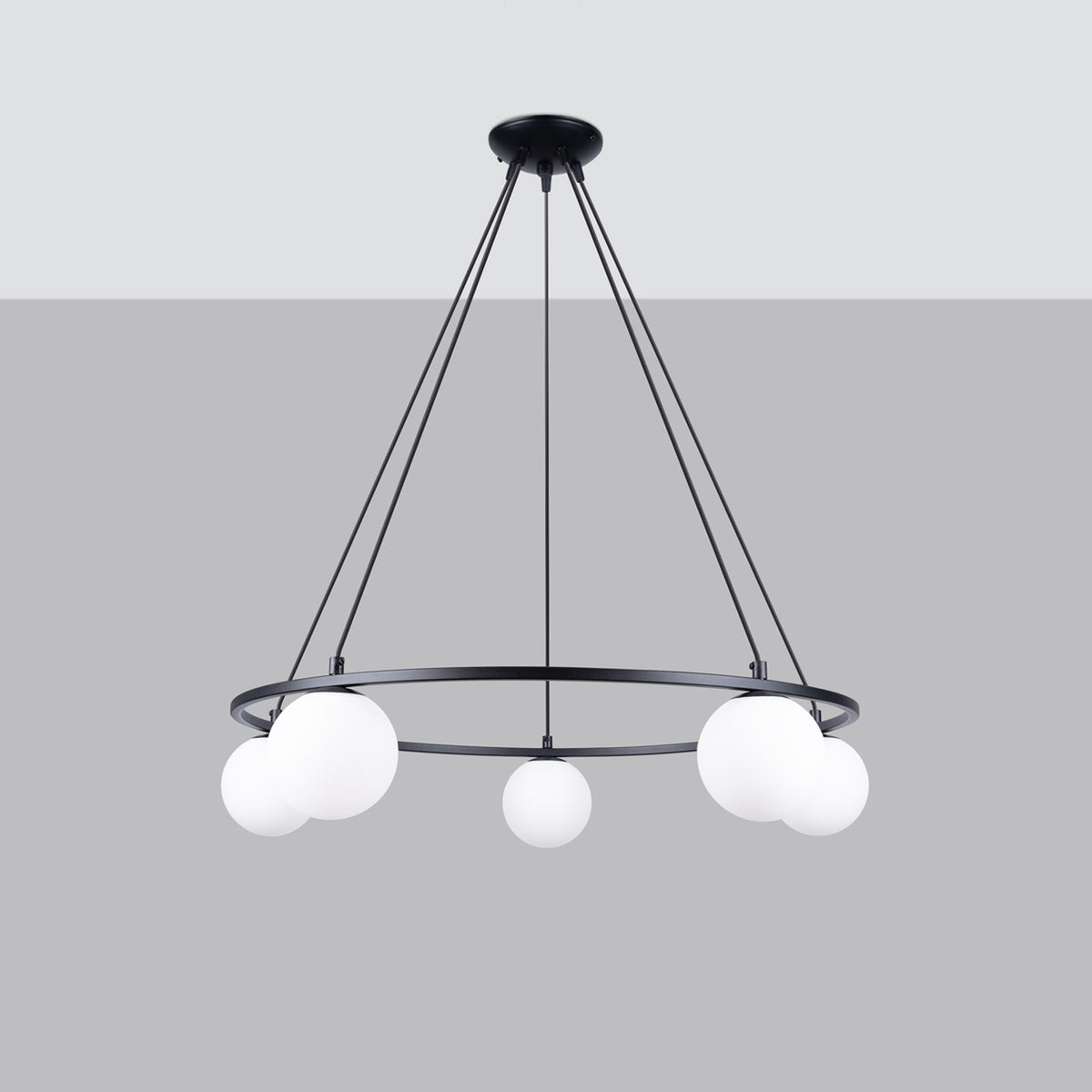 Vue de face du luminaire sur fond gris clair, structure noire et globes opalins.