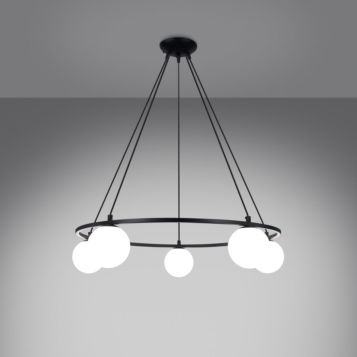 Mise en ambiance du lustre allumé dans une pièce sombre, halos lumineux blancs.