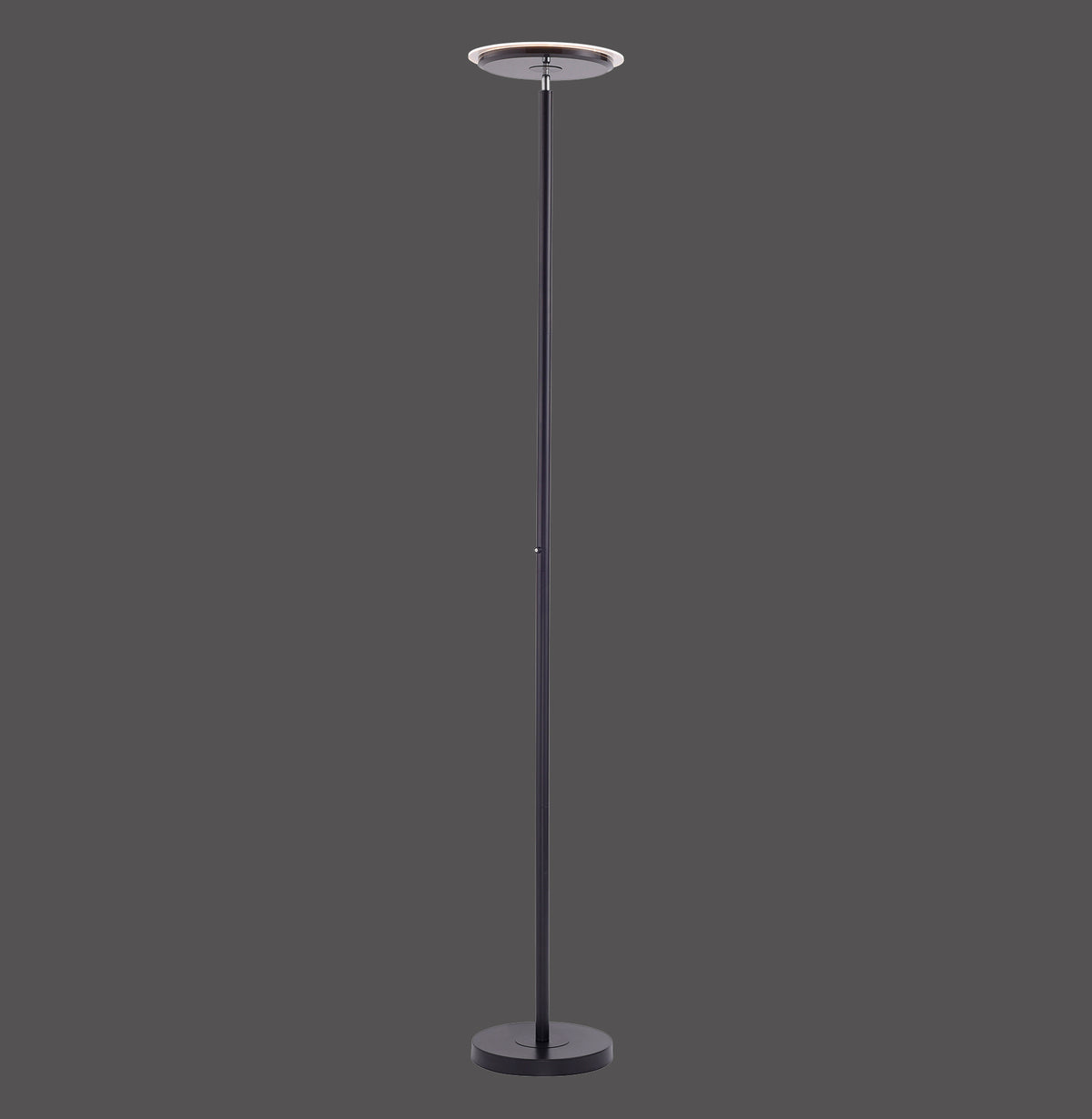 Lampadaire noir sur fond gris, vue de face du produit entier.