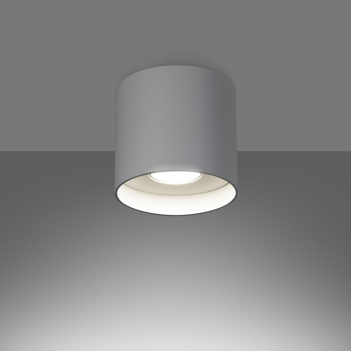 Mise en ambiance du plafonnier allumé dans une pièce sombre, lumière diffusée au plafond