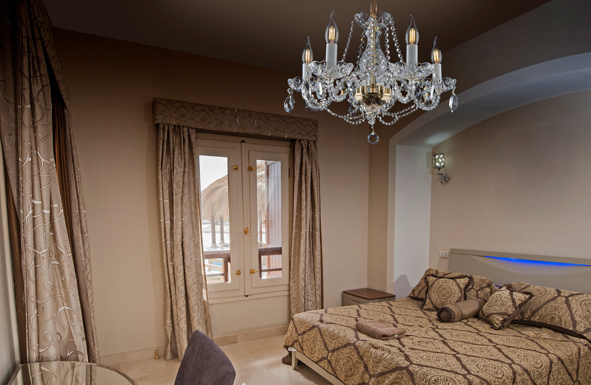Mise en ambiance chambre, lit à motifs et lustre allumé au-dessus du sol