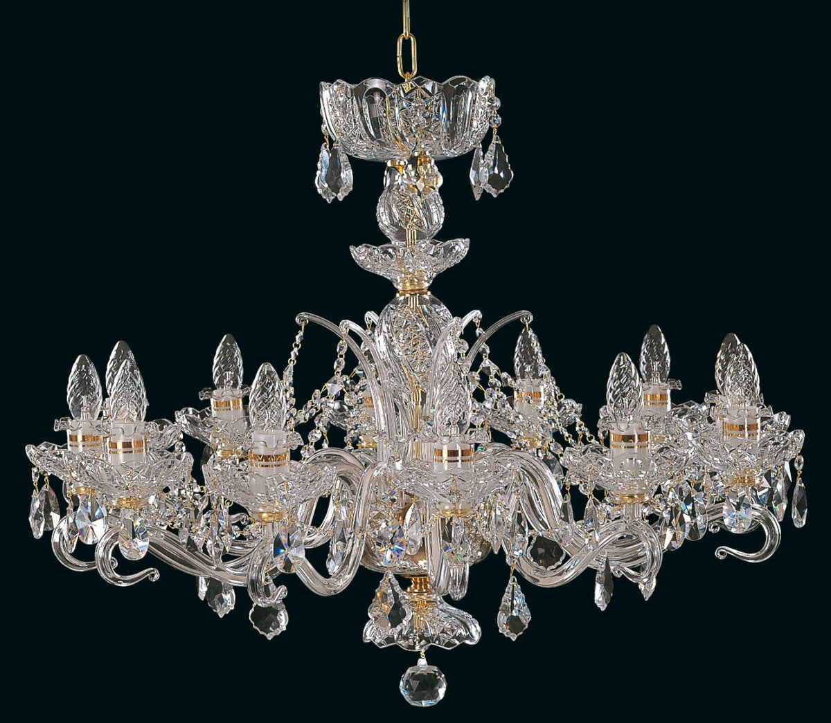 Lustre en cristal transparent à huit bras, pendeloques et finitions dorées sur fond noir.