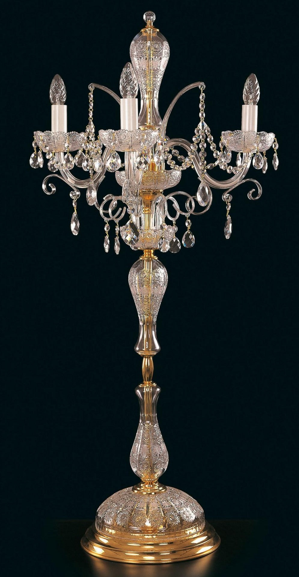 Lampadaire candélabre en cristal et laiton doré, vue de face sur fond noir.