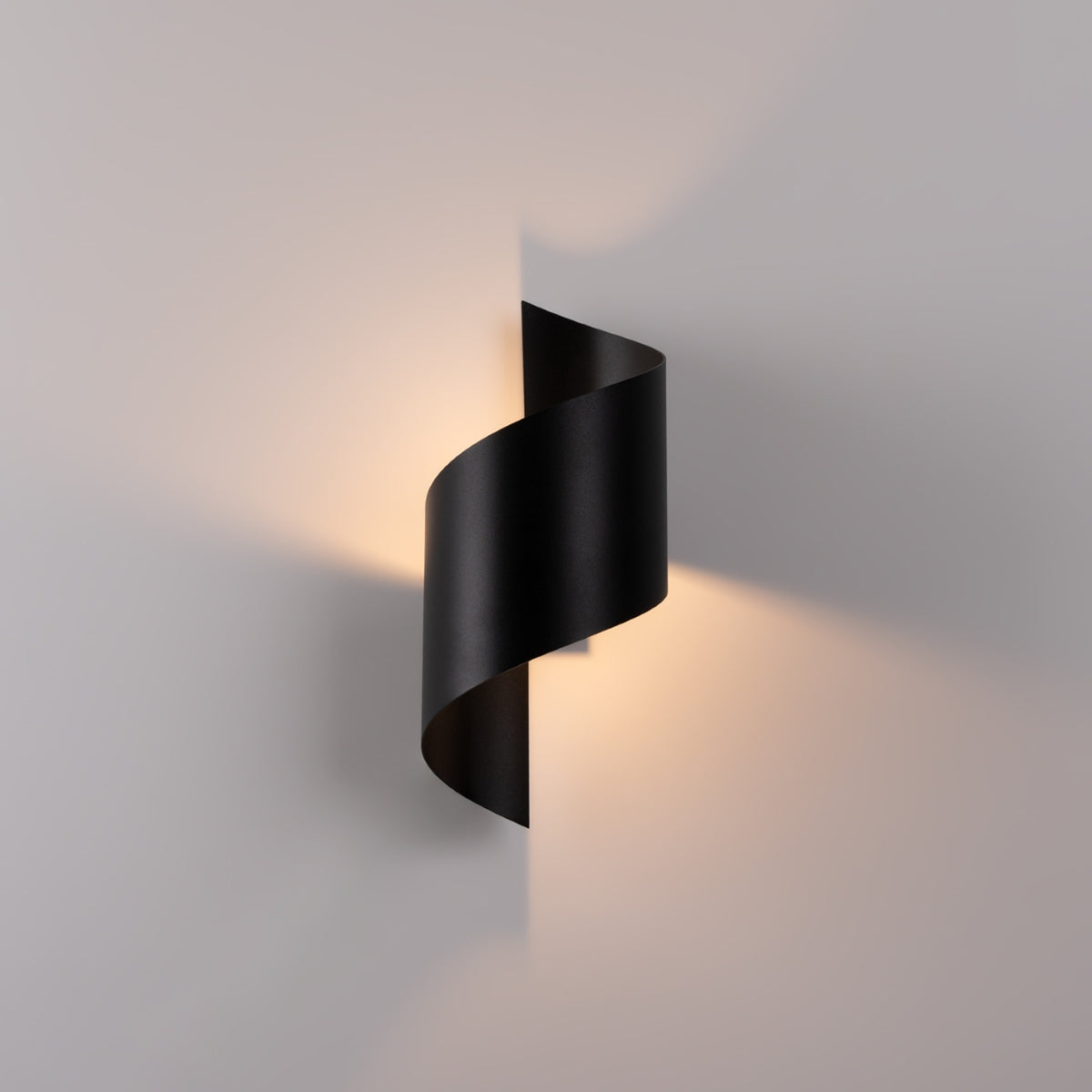 Même applique allumée, halo de lumière chaude projeté sur le mur