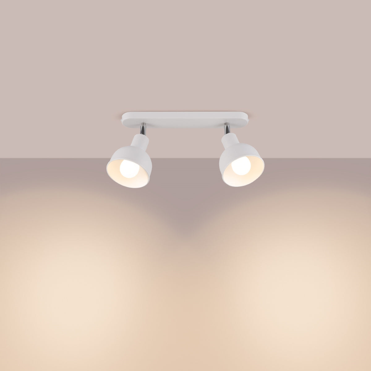 Mise en ambiance du plafonnier allumé dans une pièce aux tons beige