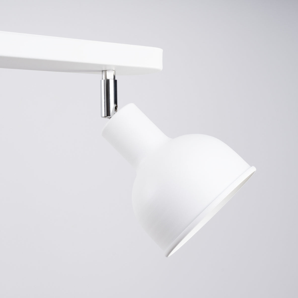Gros plan du réflecteur blanc et de l'articulation chromée orientable