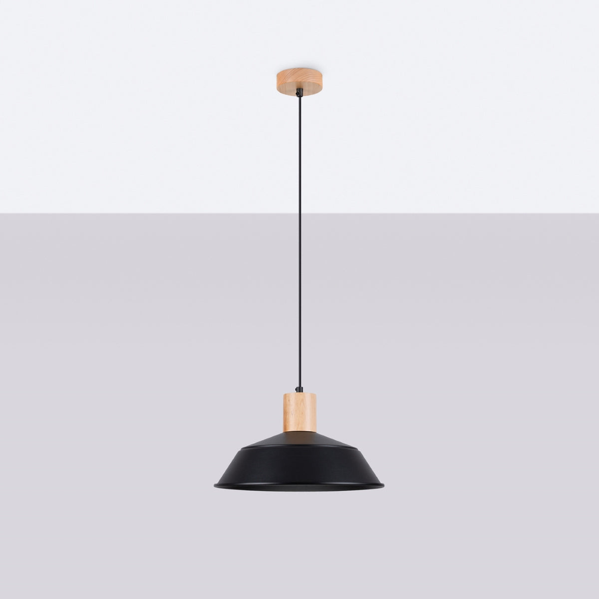 Vue entière de la suspension sur fond gris neutre, câble textile noir tendu