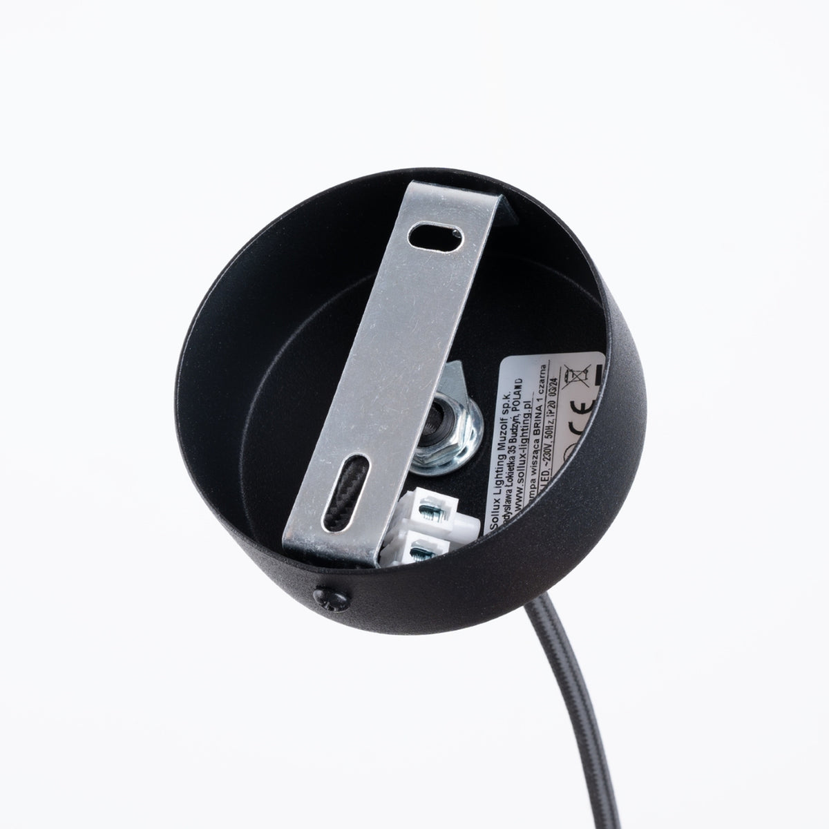 Détail du socle au plafond, support métallique et bornier électrique visibles