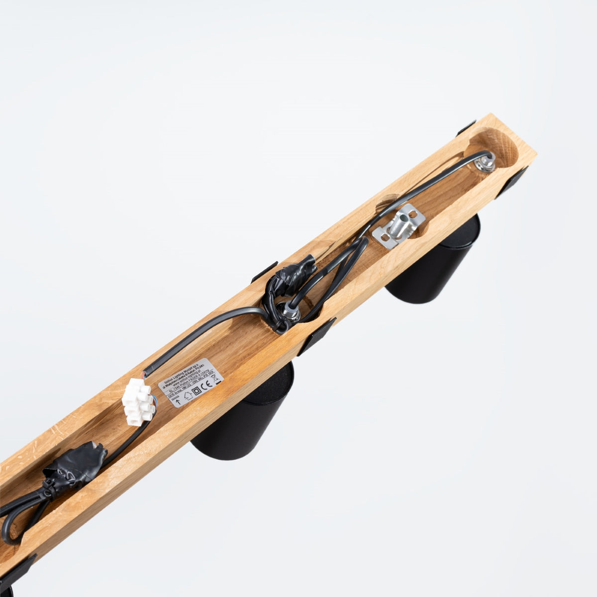 Détail de la face arrière du support bois montrant câblage, dominos et étiquette.
