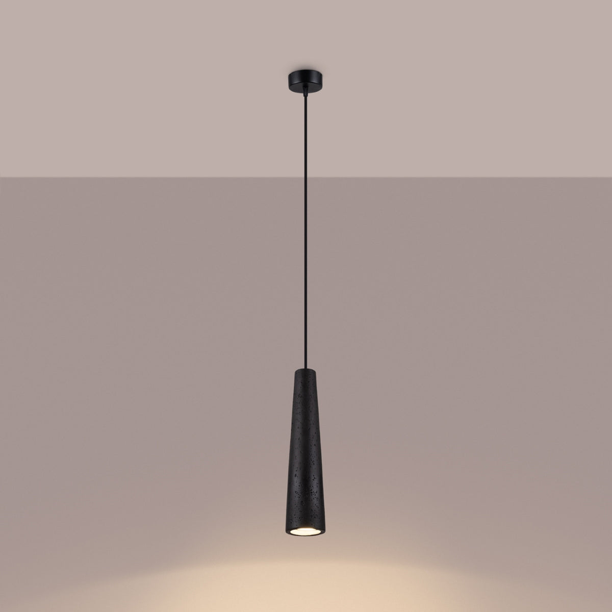 Mise en ambiance avec le luminaire allumé diffusant une lumière chaude.