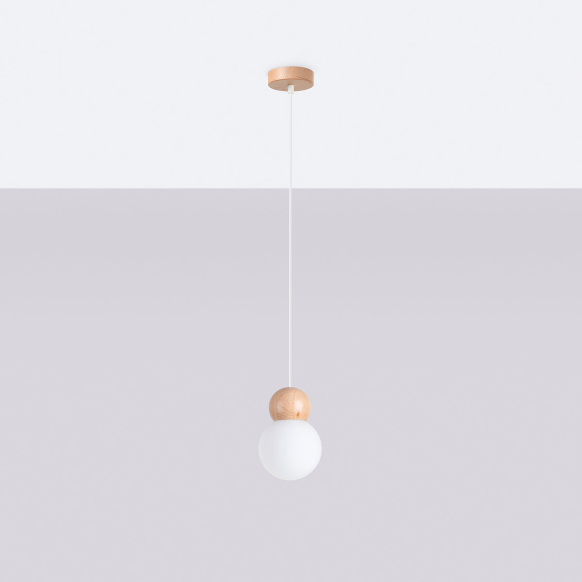 Mise en situation du luminaire sur fond gris clair, vue d'ensemble