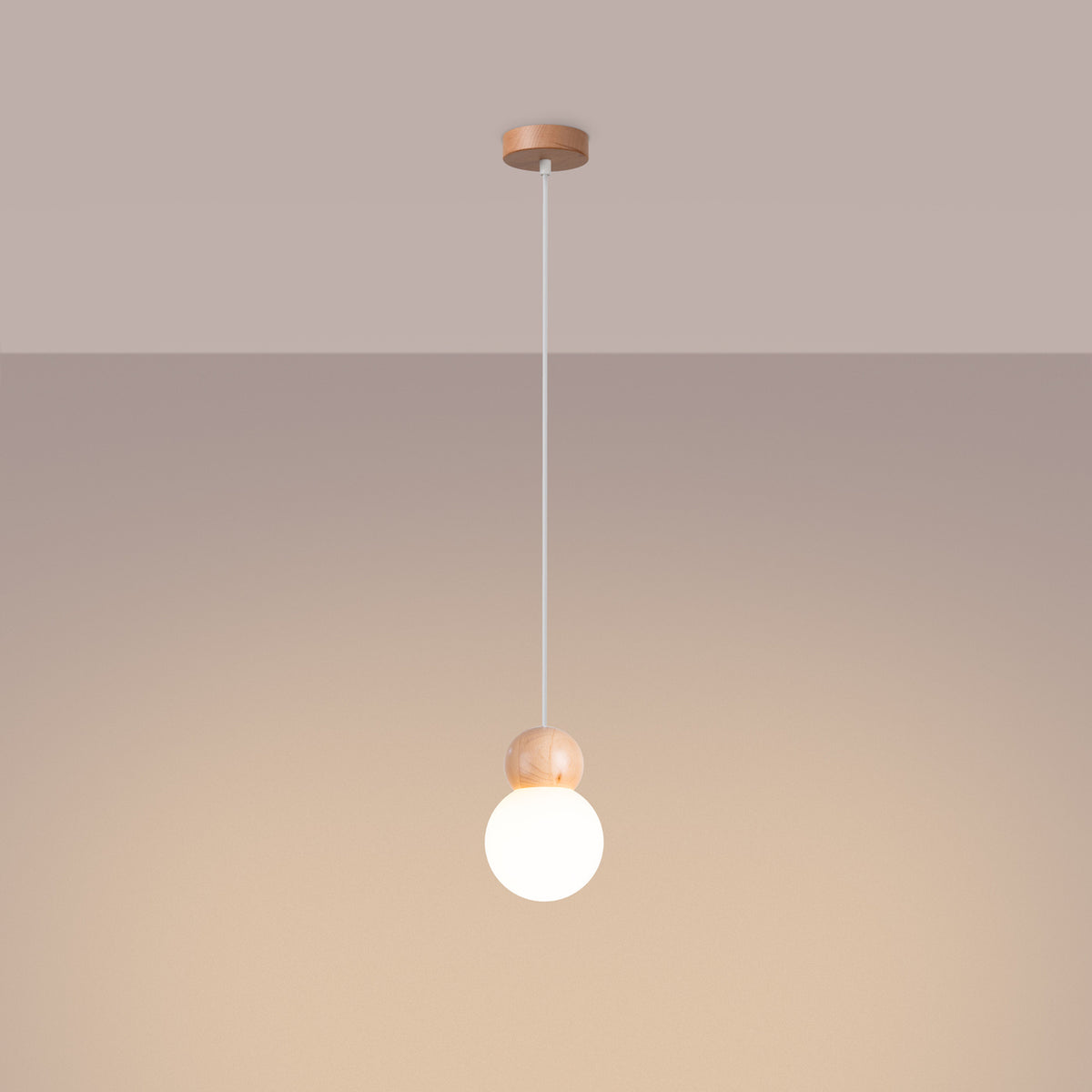 Lampe allumée diffusant une lumière chaude sur fond beige dégradé
