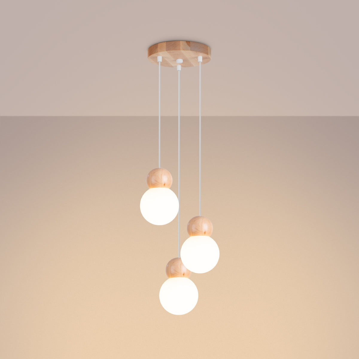 Mise en ambiance interieure, globes allumes diffusant une lumiere chaude