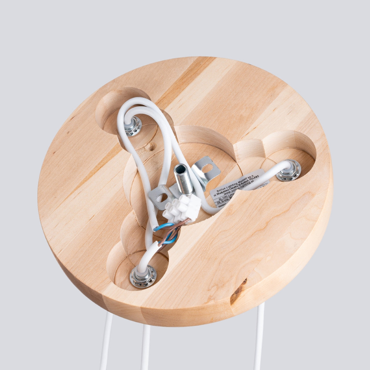 Detail du dessous du pavillon en bois avec cablage et raccordements electriques