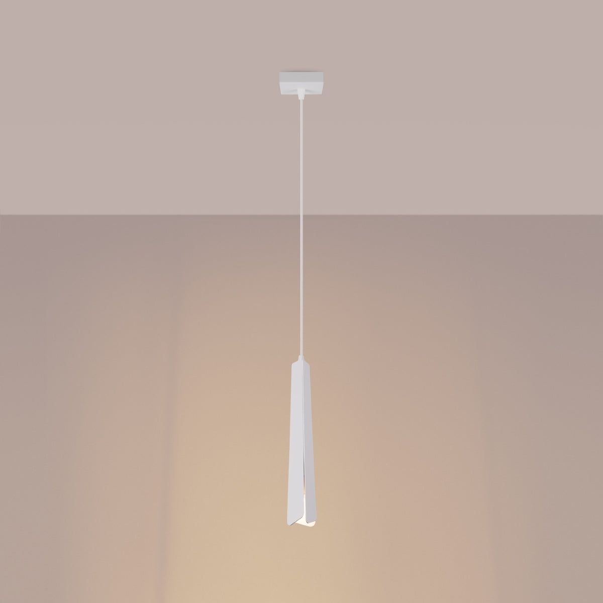 Mise en ambiance du luminaire suspendu allumé, éclairant un mur beige avec lumière chaude.