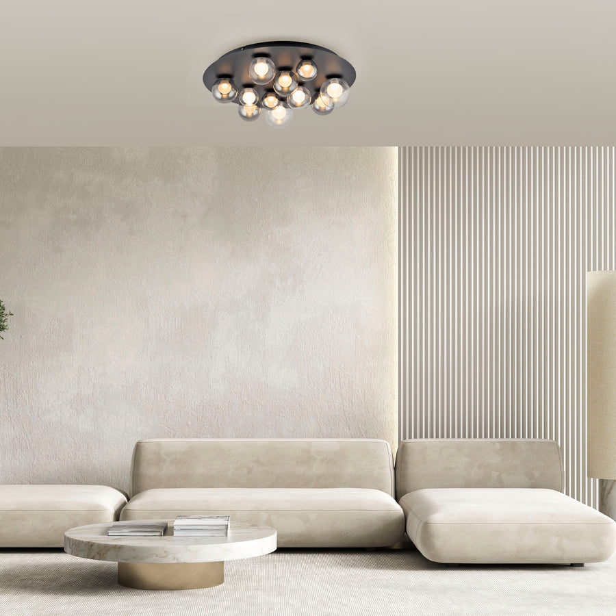 Mise en ambiance dans un intérieur beige clair avec murs texturés et assises basses