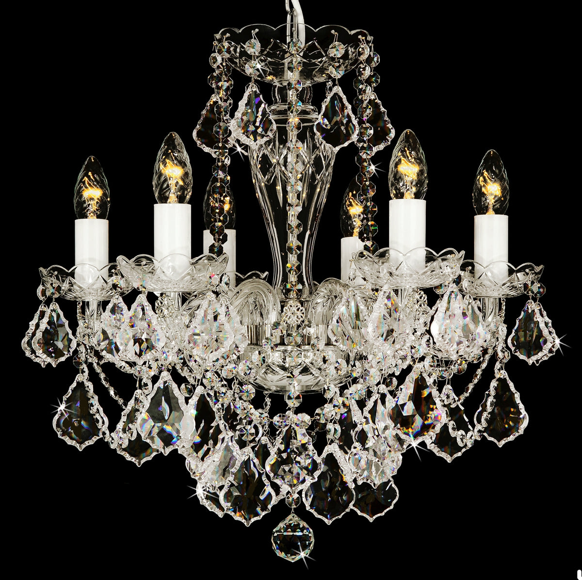 Lustre en cristal à cinq bras vu de face sur fond noir