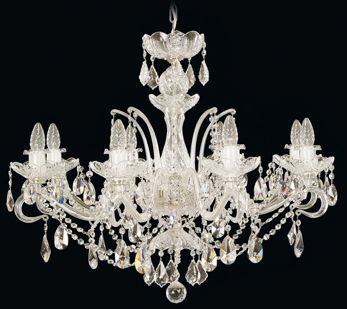 Lustre en cristal à huit bras, de face sur fond noir, cristaux taillés étincelants