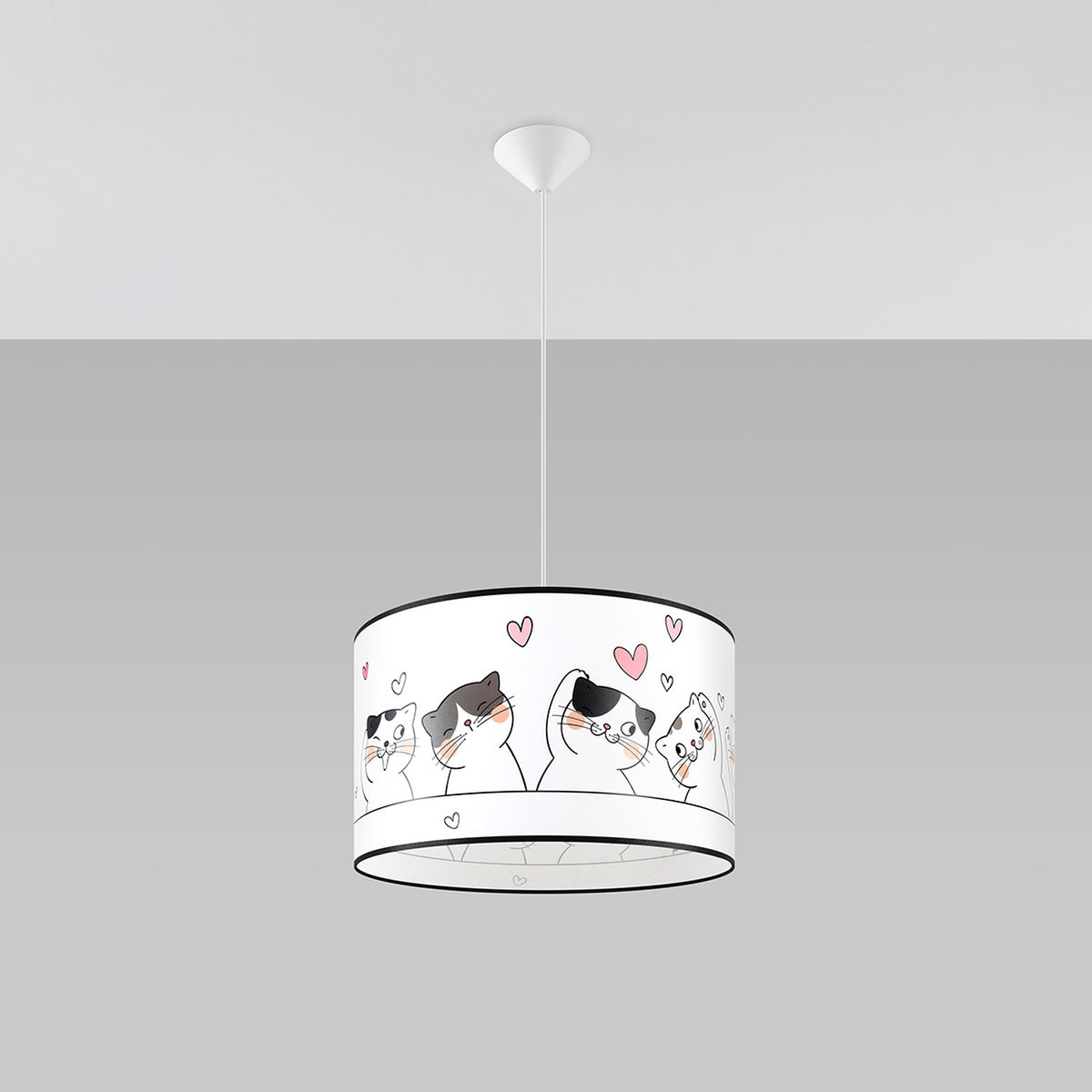 Vue de face de la suspension cylindrique motif chats, câble blanc et rosace fixée au plafond.