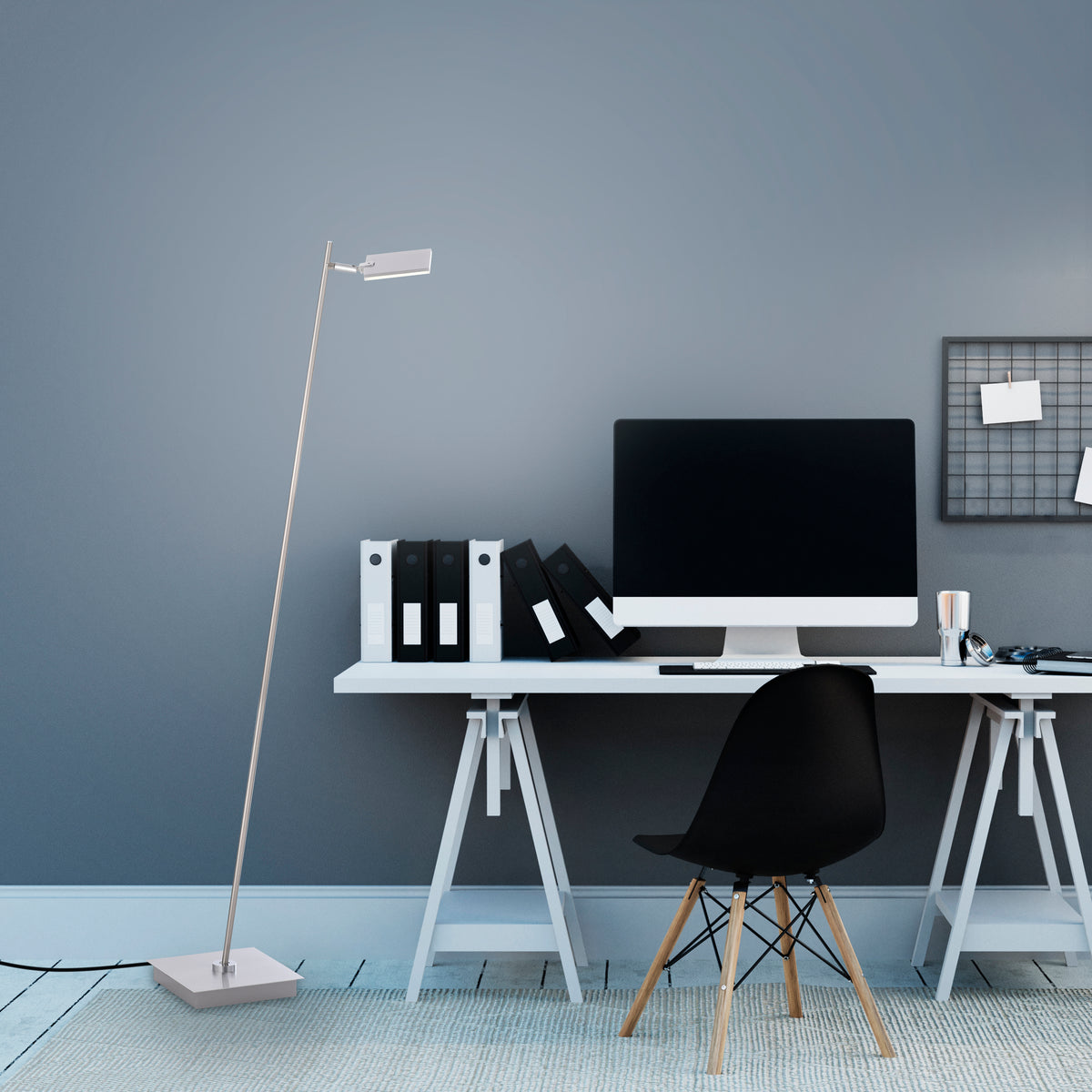 Mise en ambiance dans un bureau gris avec ordinateur, le lampadaire éclaire le plan de travail.