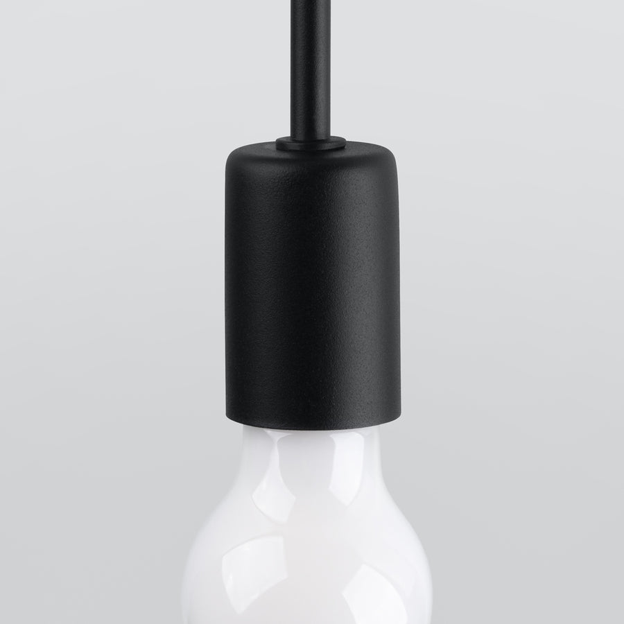 Gros plan sur la douille cylindrique noire et le haut de l'ampoule blanche, détail de finition.