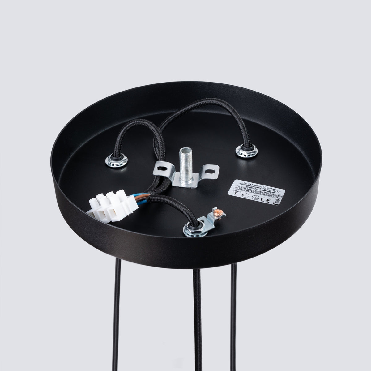 Détail de la rosace ronde vue de dessous, câblage, connecteur et étiquette technique