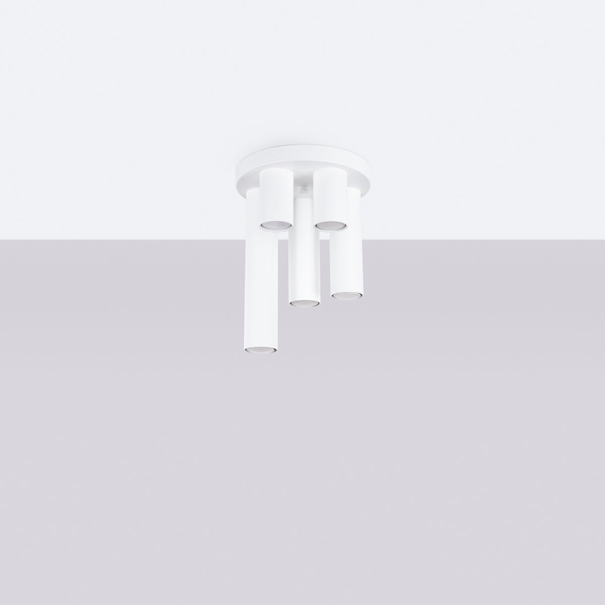 Vue de côté du luminaire monté au plafond, éteint, dans une pièce claire.