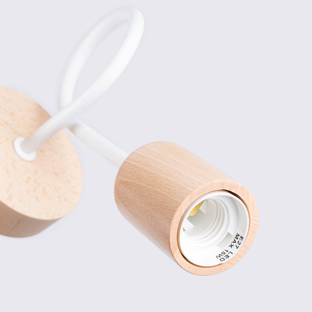 Gros plan sur la douille E27 en bois, ampoule absente et indication de puissance.
