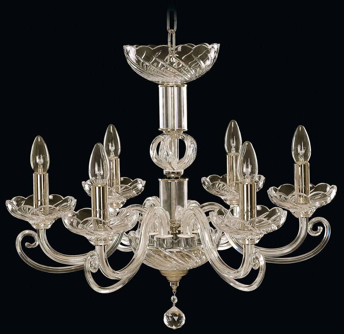 Lustre complet en verre transparent à huit bras, suspendu sur fond noir