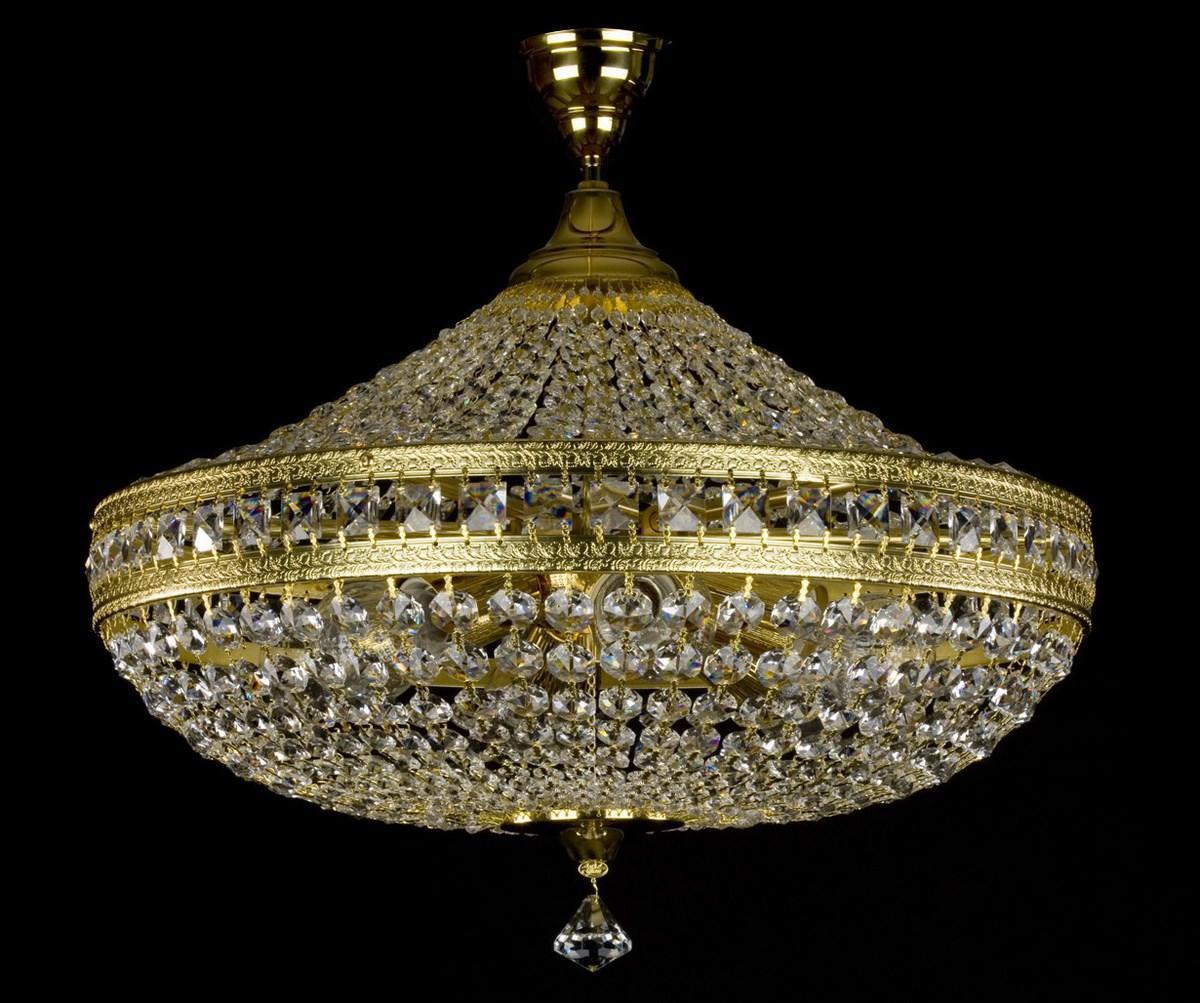 Lustre plafonnier rond en cristal et métal doré, présenté sur fond noir.