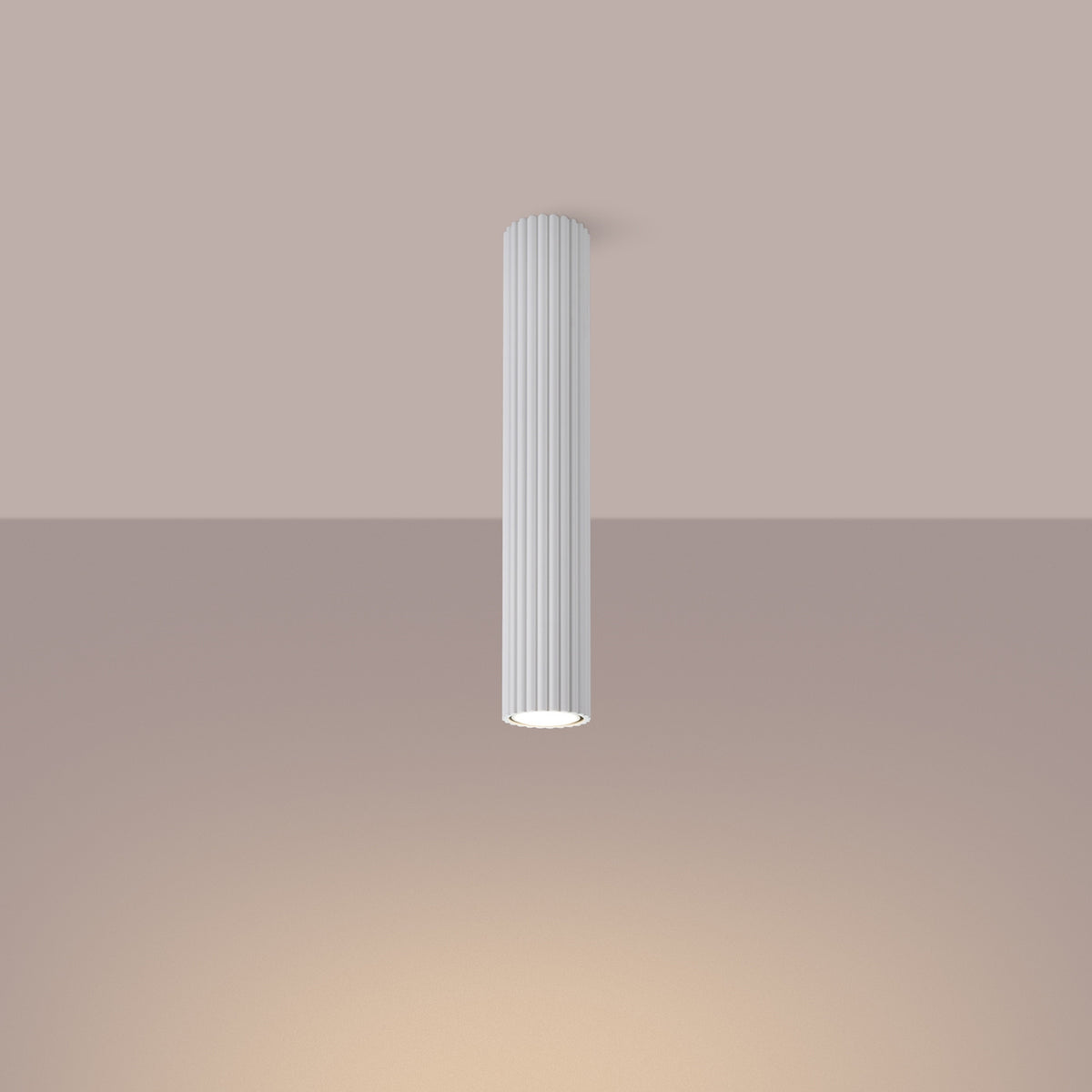 Plafonnier allumé diffusant une lumière chaude sur fond beige rosé.