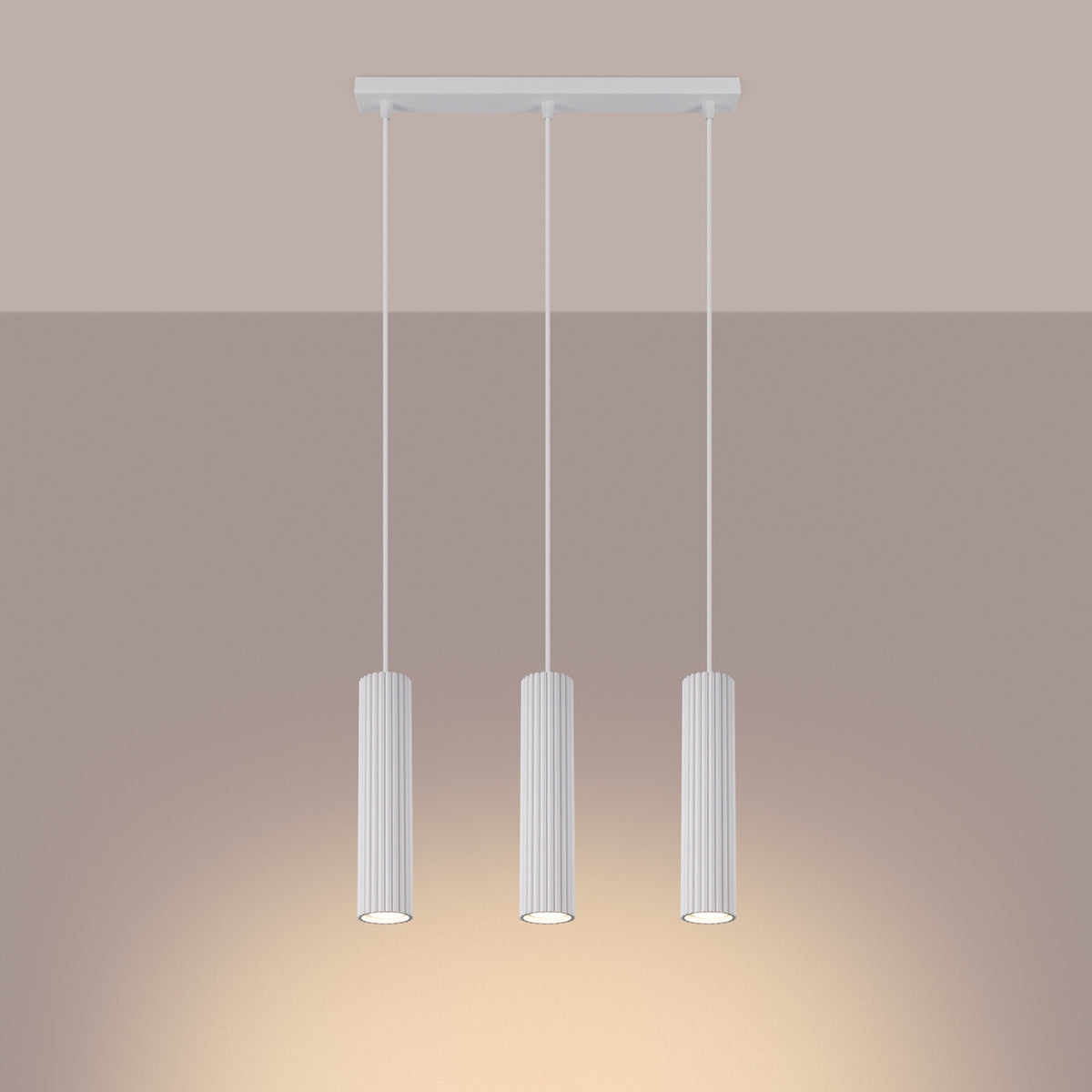 Mise en ambiance du luminaire blanc allumé, halos lumineux chauds diffusés au plafond.