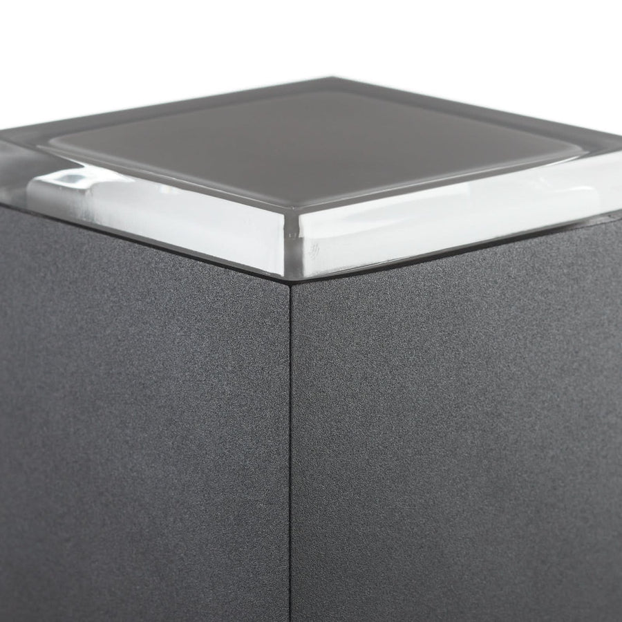 Détail du coin supérieur en verre transparent et finition gris anthracite texturée