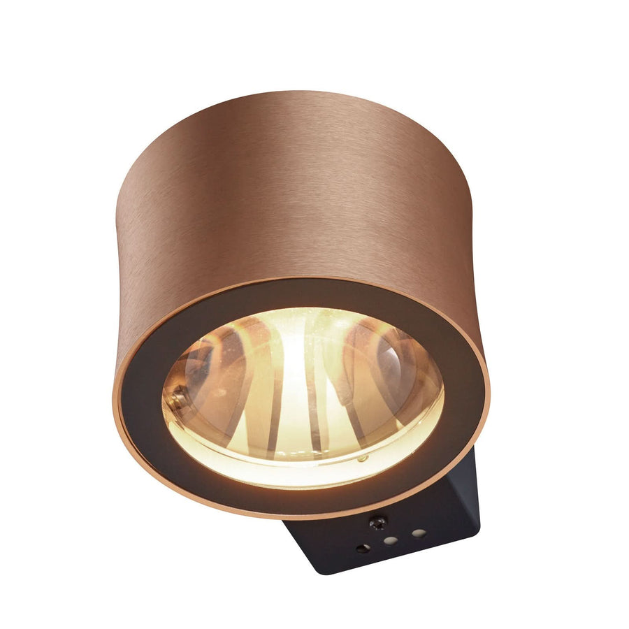 Gros plan incliné montrant le corps rosé brossé et la lentille transparente allumée.