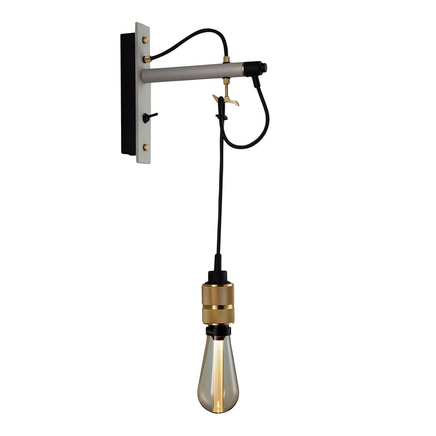 Photo produit sur fond blanc, applique murale complète avec bras horizontal, douille laiton et ampoule transparente.