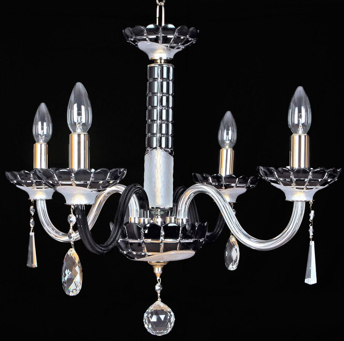 Lustre en verre à quatre bras sur fond noir, vue de face