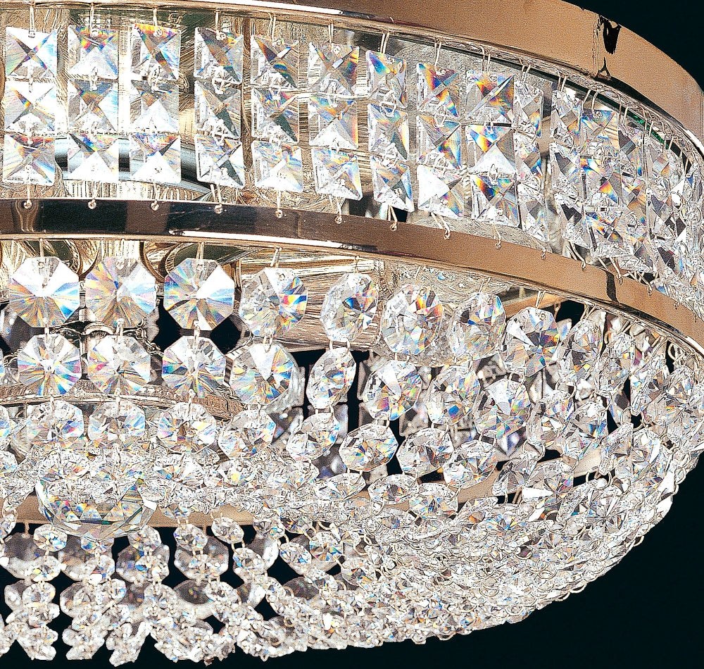 Détail rapproché des rangées de cristaux formant la corbeille du luminaire