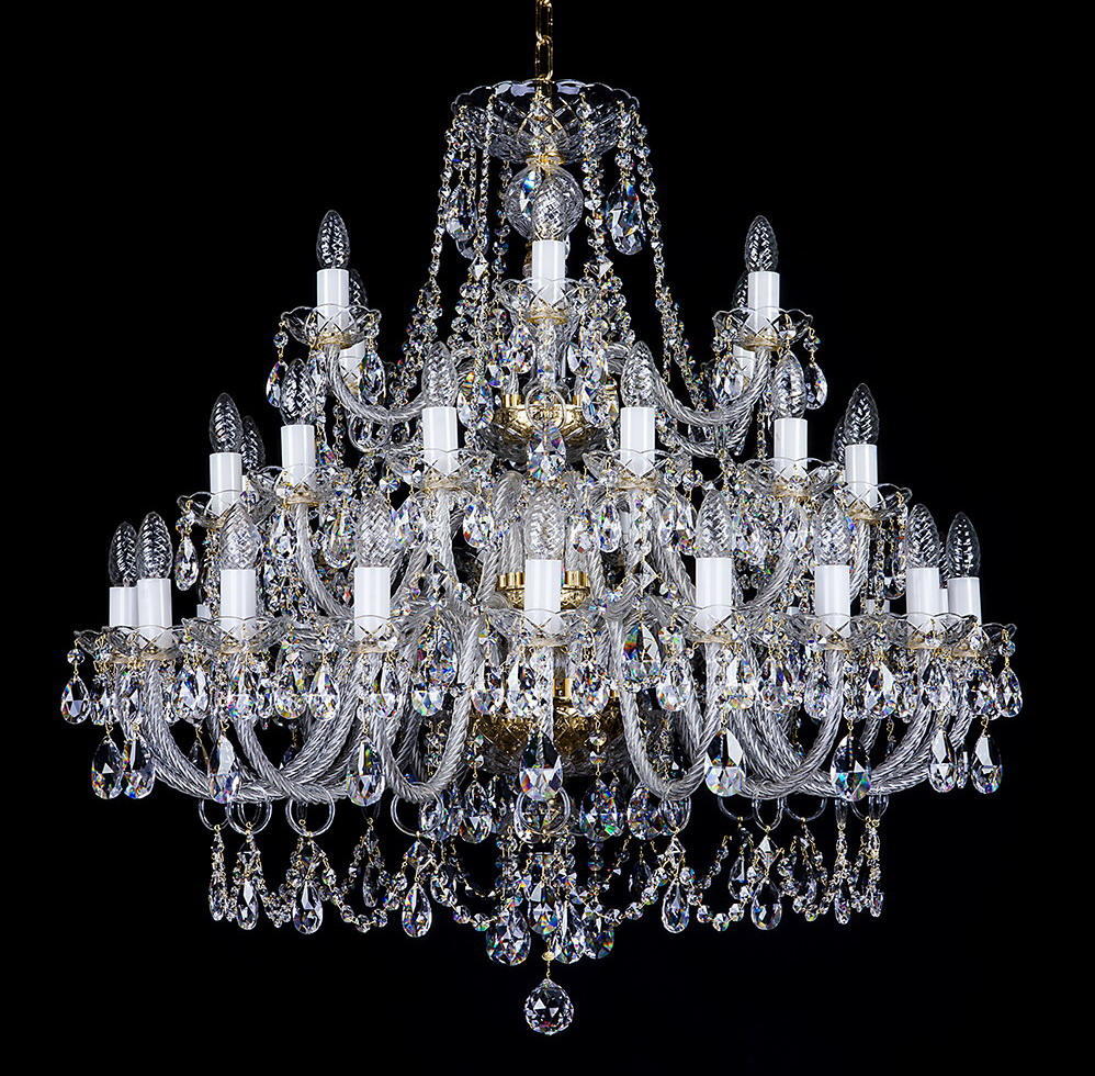 Lustre en cristal de face sur fond noir, vue d'ensemble des bras étagés
