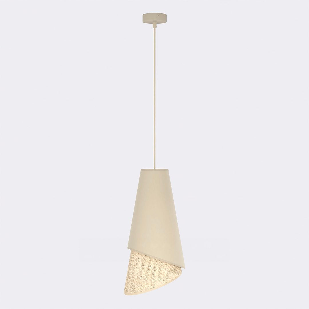 Vue produit, suspension conique beige à intérieur de rotin tressé, fond neutre