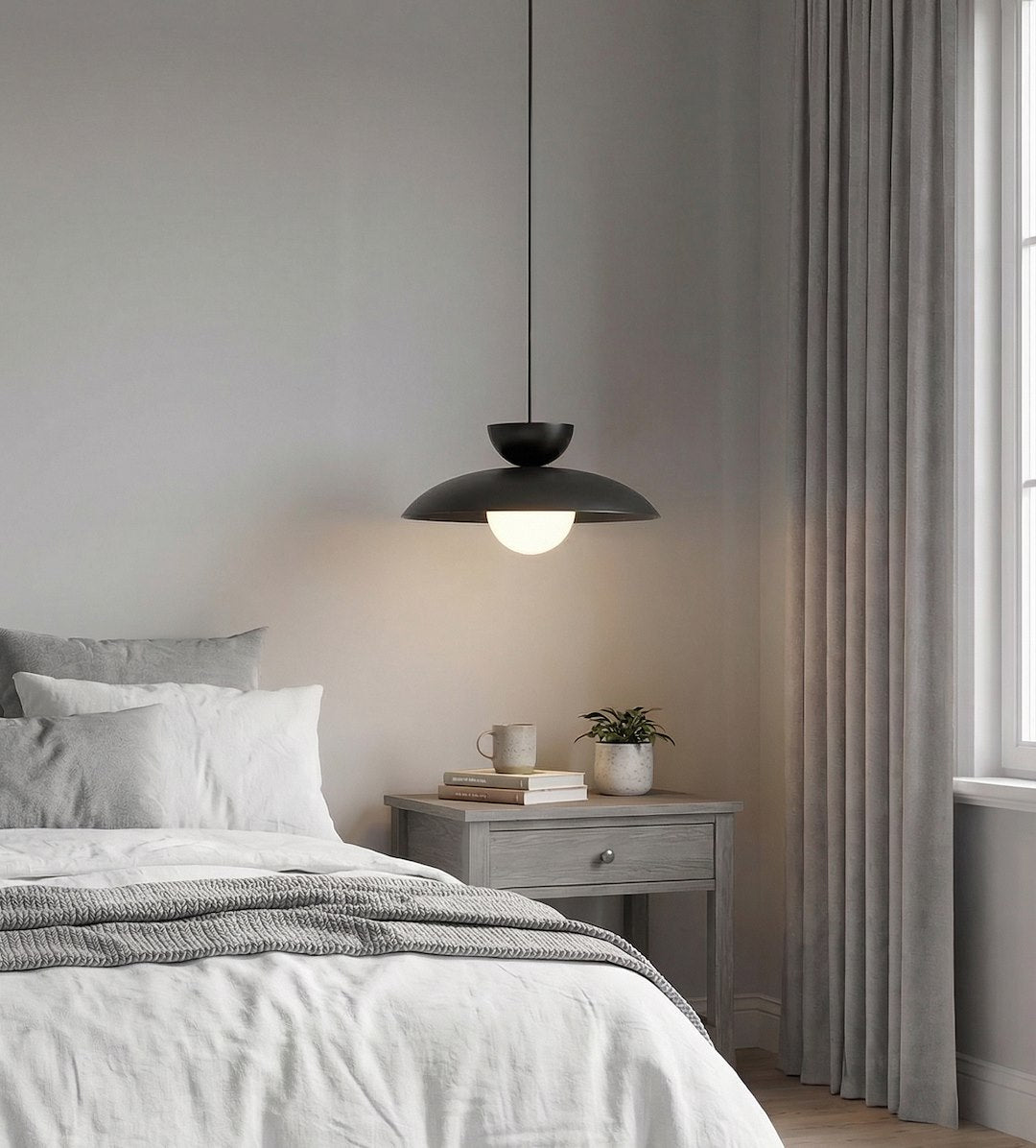 Mise en ambiance chambre claire, suspension au-dessus d'une table de chevet en bois.