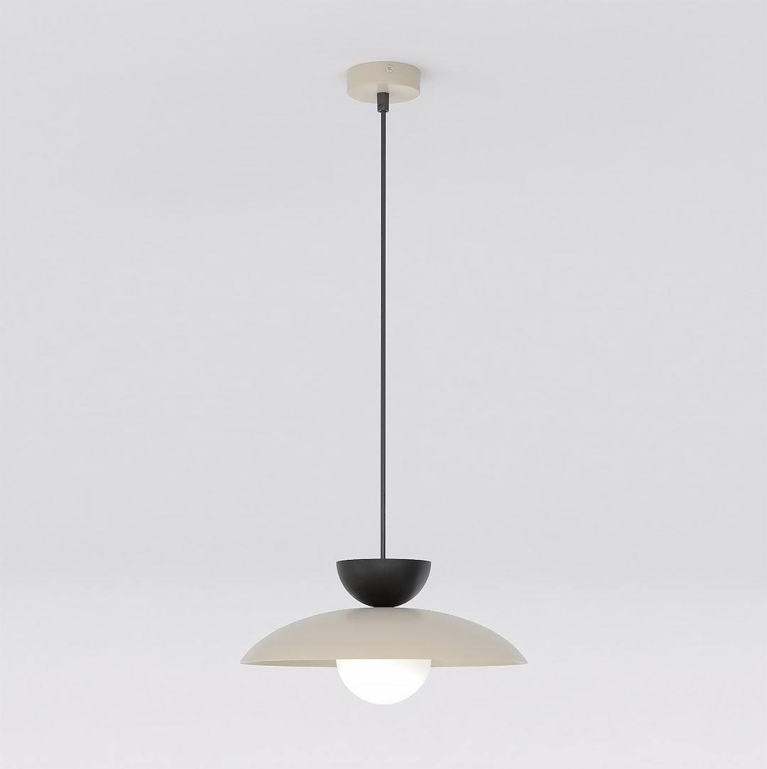 Vue de face du luminaire suspendu, chapeau beige, coiffe noire et globe blanc