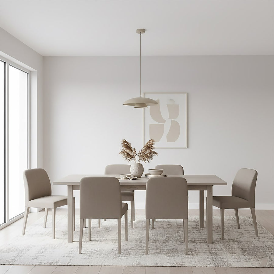 Suspension installée au-dessus d'une table de salle à manger dans un intérieur clair.