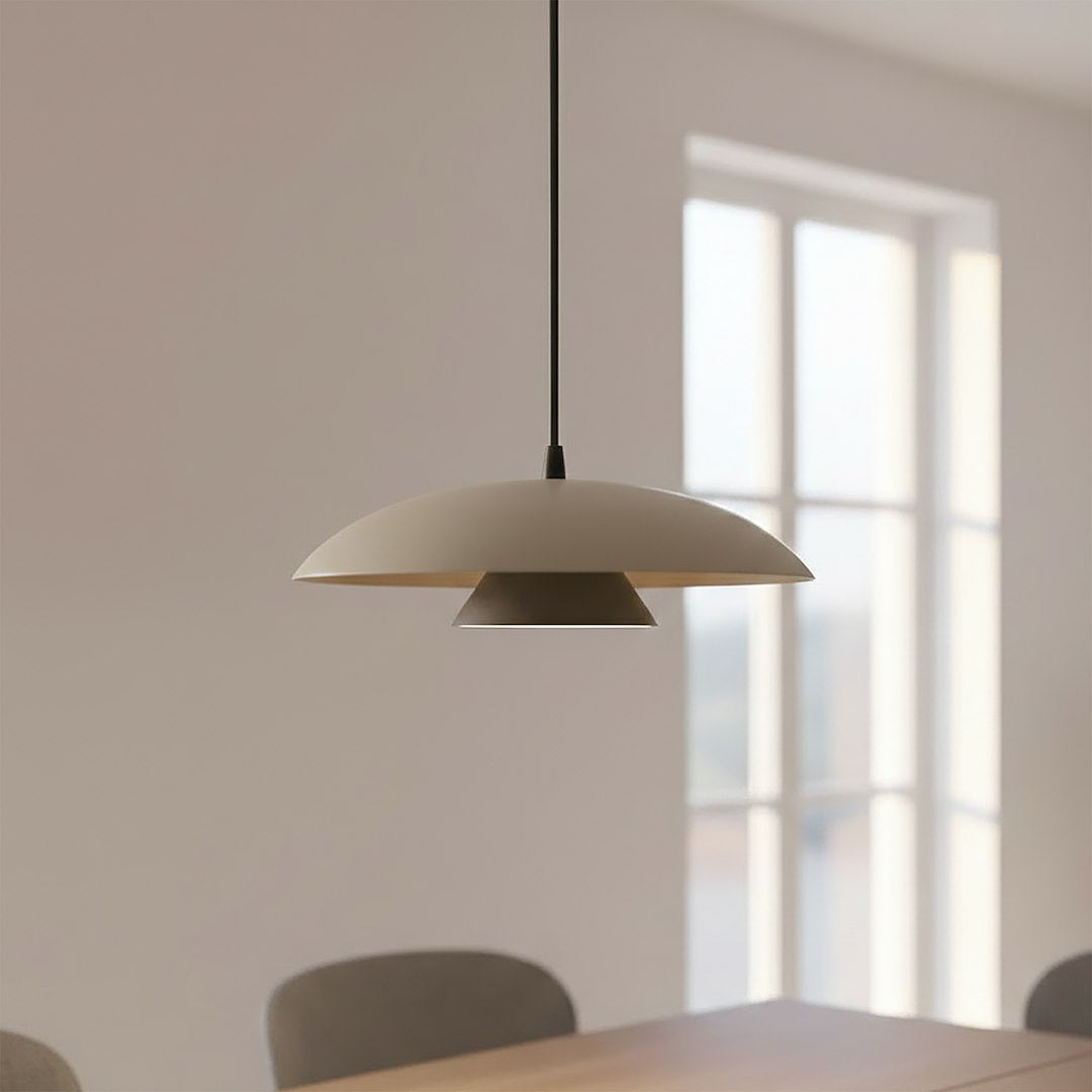 Gros plan du luminaire devant une fenêtre laissant deviner son profil