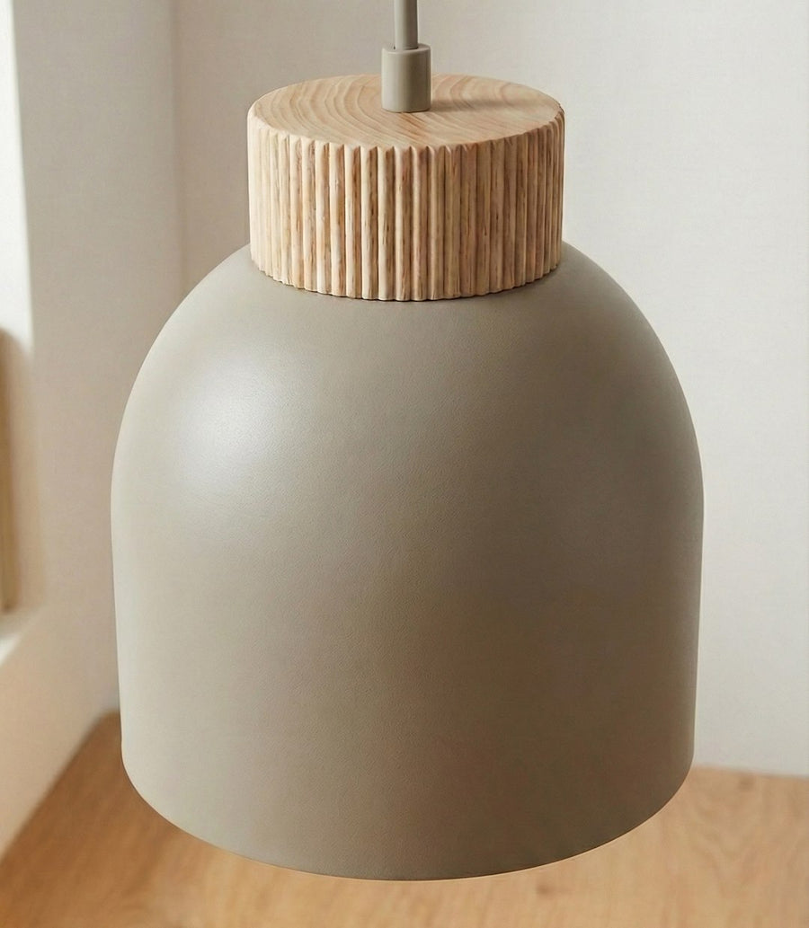 Détail rapproché de l'abat-jour beige et du col en bois cannelé