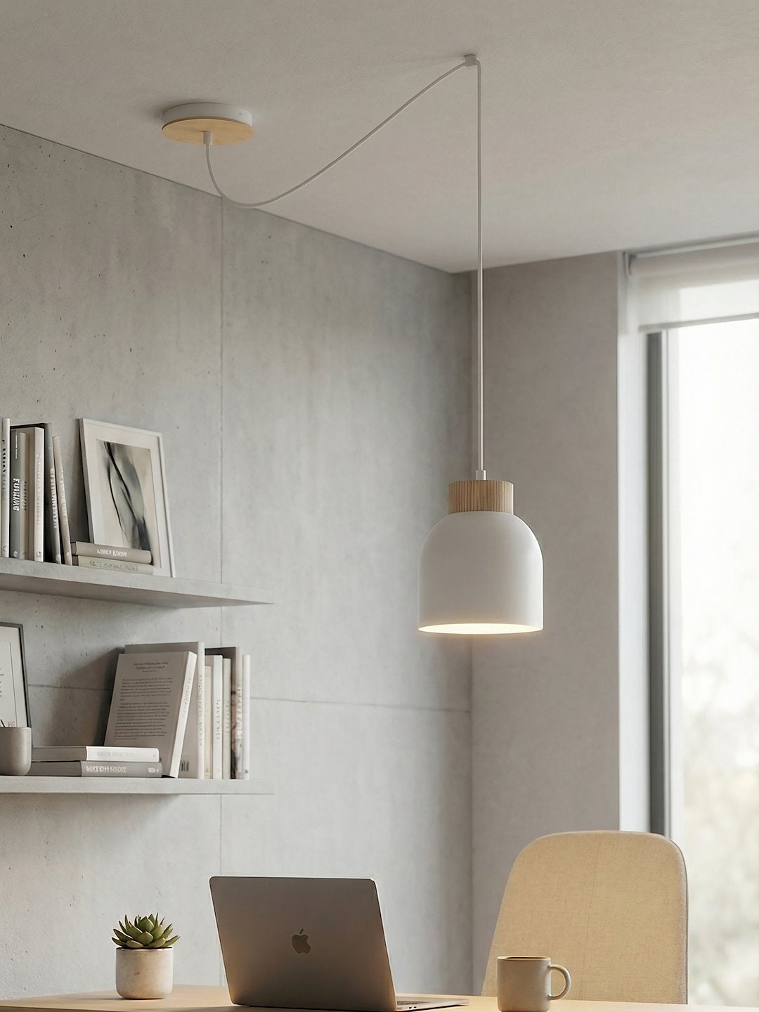 Mise en ambiance bureau : suspension blanche éclairant un plan de travail avec ordinateur portable.