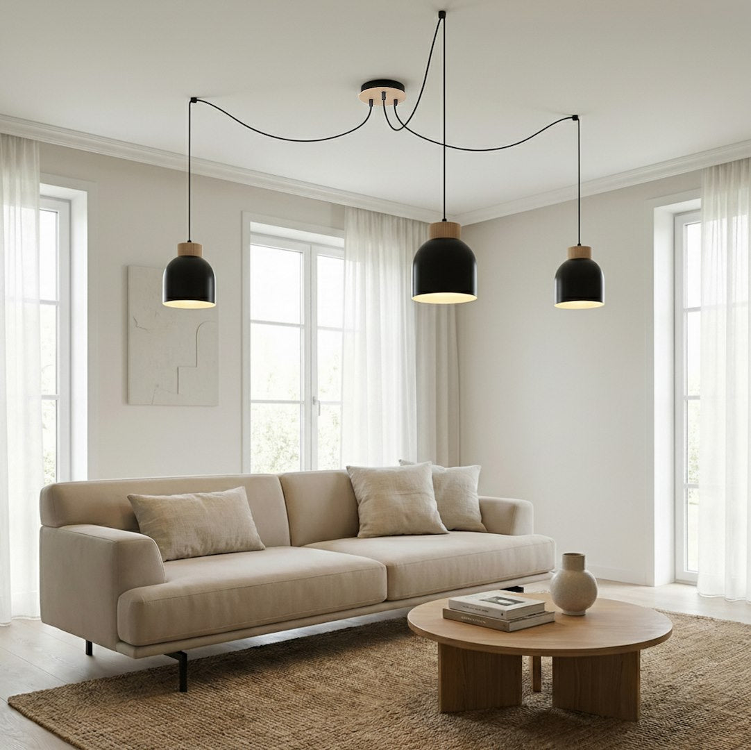Vue d'ensemble dans un séjour beige, canapé, table basse bois et tapis.