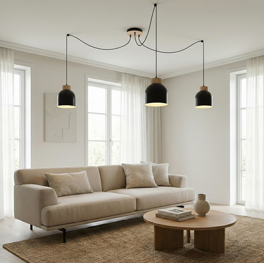 Vue d'ensemble dans un séjour beige, canapé, table basse bois et tapis.